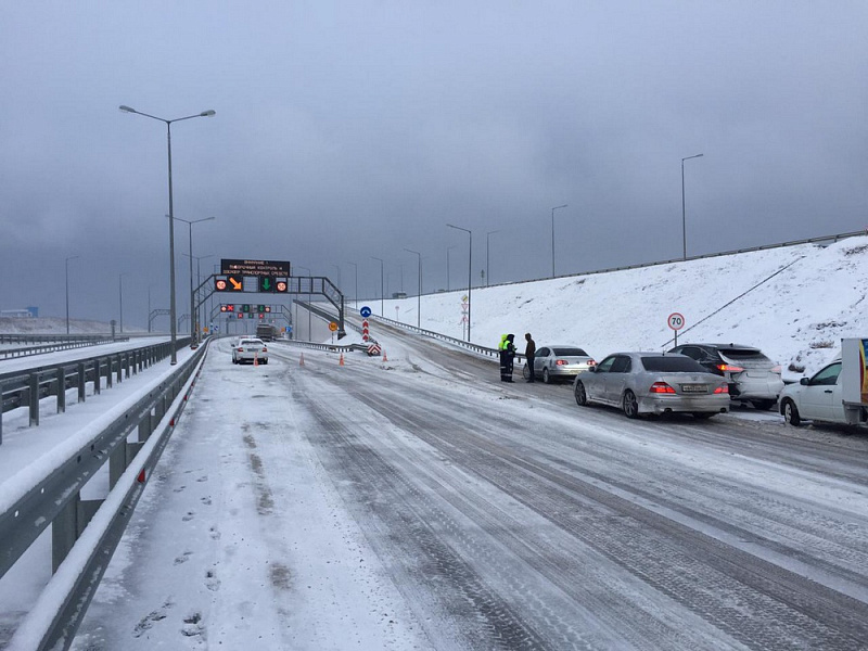 Сегодня утром движение для автотранспорта по Крымскому мосту открыли после снегопада Сегодня утром движение для автотранспорта по Крымскому мосту открыли после снегопада