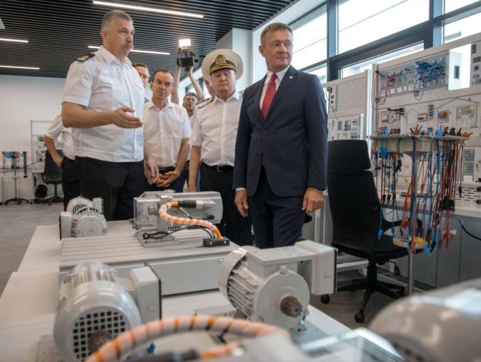 Глава Минтранса РФ открыл технопарк в Новороссийске и проинспектировал безопасность Крымского моста Глава Минтранса РФ открыл технопарк в Новороссийске и проинспектировал безопасность Крымского моста