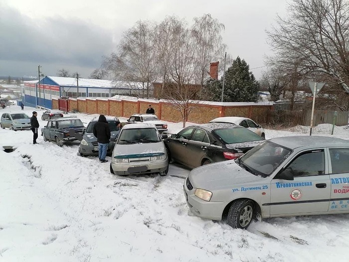 В Краснодаре из-за снега случилось 110 дорожно-транспортных происшествий В Краснодаре из-за снега случилось 110 дорожно-транспортных происшествий