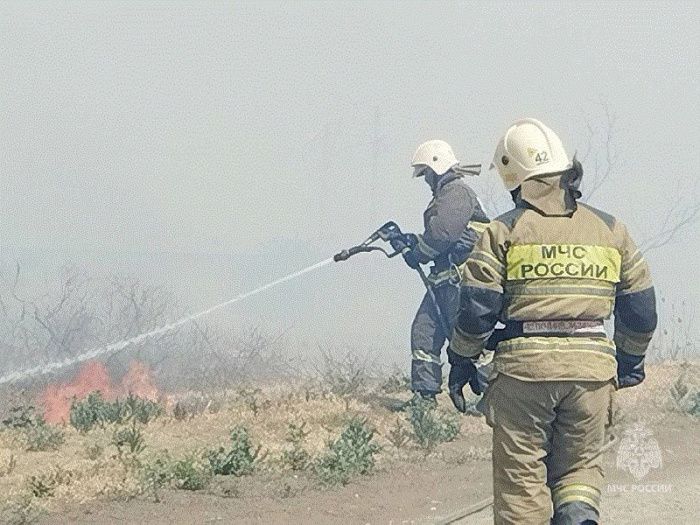К тушению пожара в Астраханской области привлекли авиацию