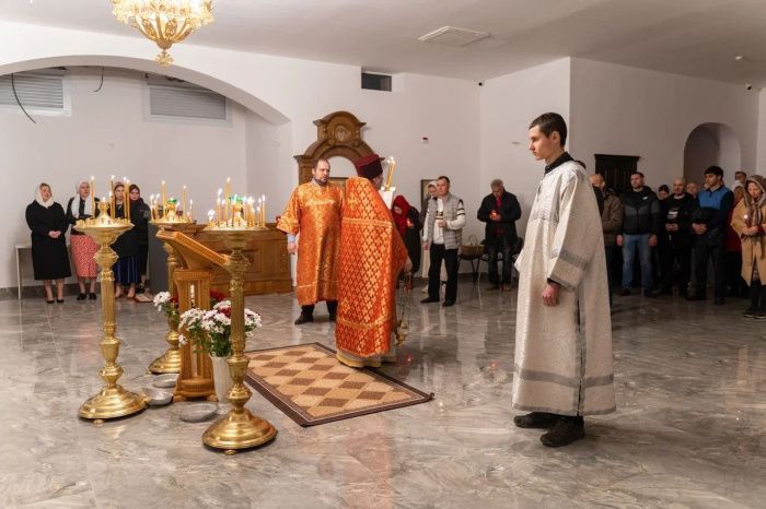 В храме Святых Апостолов Петра и Павла г. Краснодара прошло Пасхальное богослужение