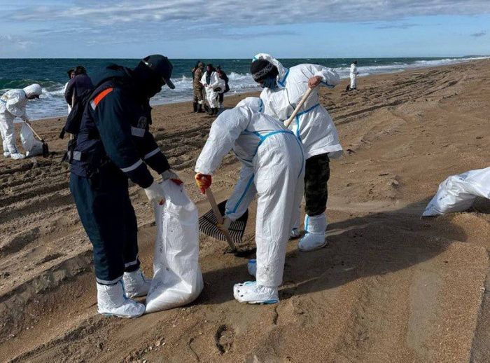 К ликвидации ЧС с разливом мазута в Анапе привлечены около 500 человек и более 50 единиц техники К ликвидации ЧС с разливом мазута в Анапе привлечены около 500 человек и более 50 единиц техники