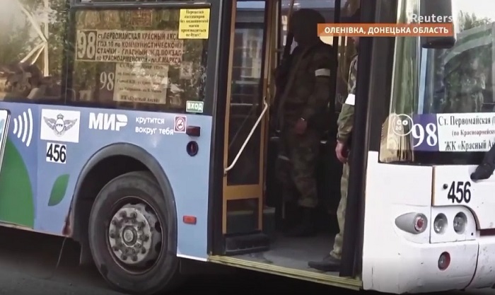 Пленных боевиков нацбатальона «Азов» вывозят из Мариуполя на ростовских маршрутных автобусах Пленных боевиков нацбатальона «Азов» вывозят из Мариуполя на ростовских маршрутных автобусах