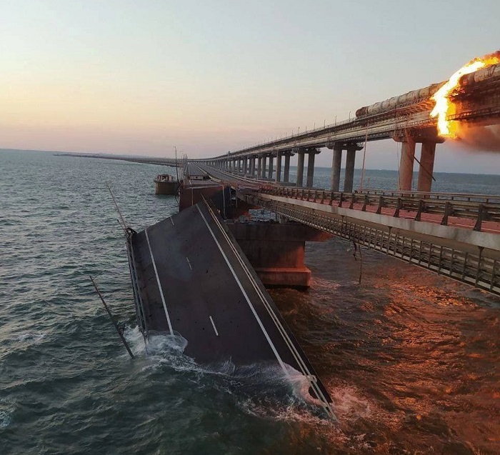 НАК: на Крымском мосту подорван грузовик, обрушены два пролета НАК: на Крымском мосту подорван грузовик, обрушены два пролета