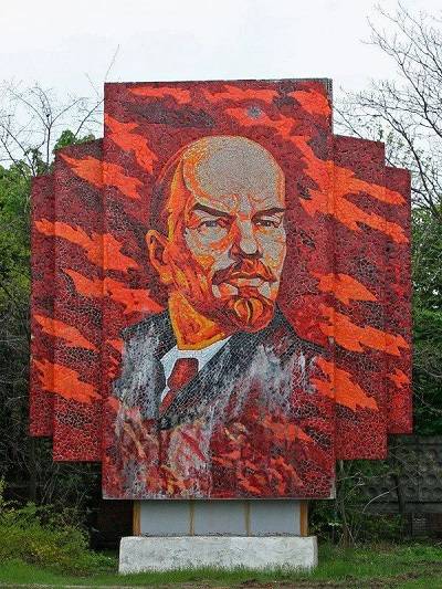 В Таганроге ураганный ветер снес панно с портретом Ленина 