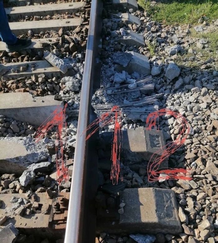 Движение поездов на железной дороге под Феодосией восстановили после повреждения полотна Движение поездов на железной дороге под Феодосией восстановили после повреждения полотна