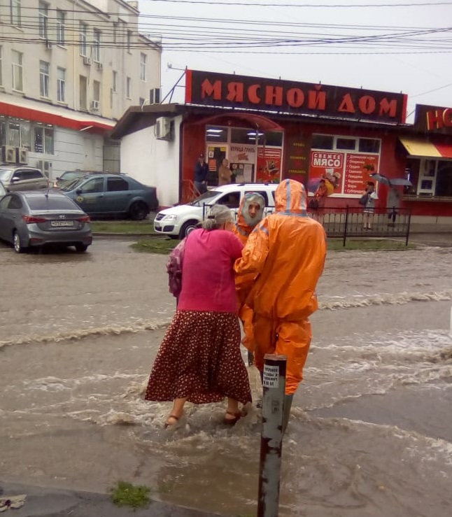 В Ростове дорожные и экстренные службы ликвидируют последствия подтопления В Ростове дорожные и экстренные службы ликвидируют последствия подтопления