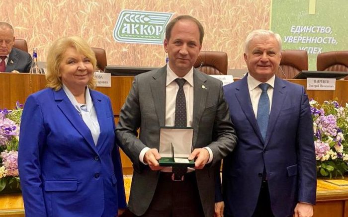 Директору Ставропольского филиала Россельхозбанка присвоено звание «Почетный фермер» Директору Ставропольского филиала Россельхозбанка присвоено звание «Почетный фермер»