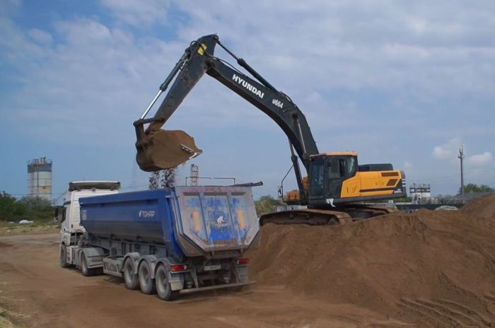 Почти 780 тонн загрязненного мазутом песка вывезли со временной площадки в хуторе Воскресенский