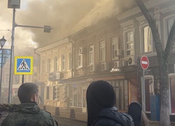В центре Ростова ликвидируют пожар на улице Темерницкой В центре Ростова ликвидируют пожар на улице Темерницкой