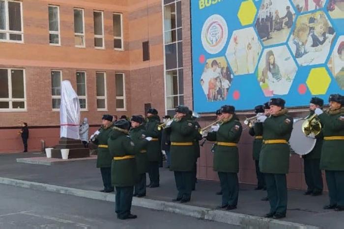 Школе в Суворовском присвоено имя трижды Героя Советского Союза Школе в Суворовском присвоено имя трижды Героя Советского Союза