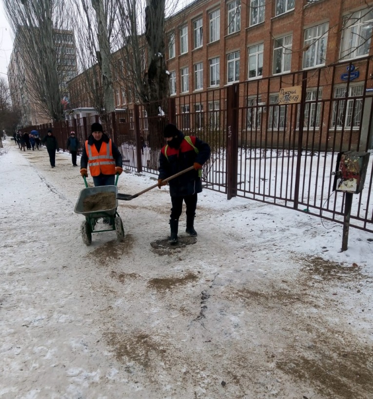Коммунальщиков Ростова перевели на усиленный режим работы из-за гололеда Коммунальщиков Ростова перевели на усиленный режим работы из-за гололеда