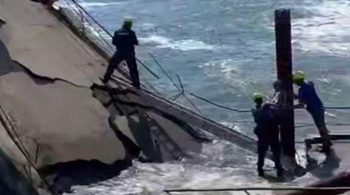 В Алуште с обвалившегося причала спасли 4 рыбаков В Алуште с обвалившегося причала спасли 4 рыбаков