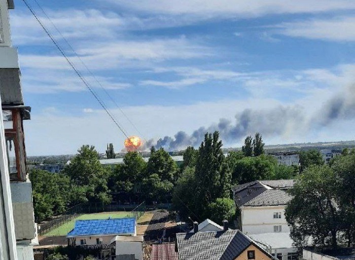 В Крыму в районе военного аэродрома близ курортного Саки прогремело несколько взрывов