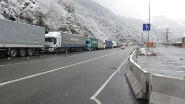По Военно-Грузинской дороге из-за непогоды запретили движение автотранспорта По Военно-Грузинской дороге из-за непогоды запретили движение автотранспорта