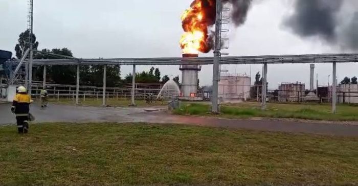 В Краснодаре потушили пожар на территории нефтеперерабатывающего завода В Краснодаре потушили пожар на территории нефтеперерабатывающего завода