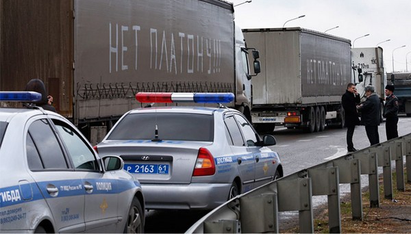 Налоговый бунт: почему дальнобойщики не хотят считаться с новым сборами? Налоговый бунт: почему дальнобойщики не хотят считаться с новым сборами?