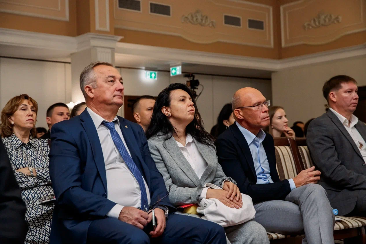 Краснодарский бизнес-форум  «Лидерство Юга России  в период подморозки» Краснодарский бизнес-форум  «Лидерство Юга России  в период подморозки»