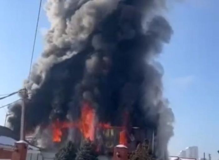 В Краснодаре горит склад с краской на 900 квадратных метрах В Краснодаре горит склад с краской на 900 квадратных метрах