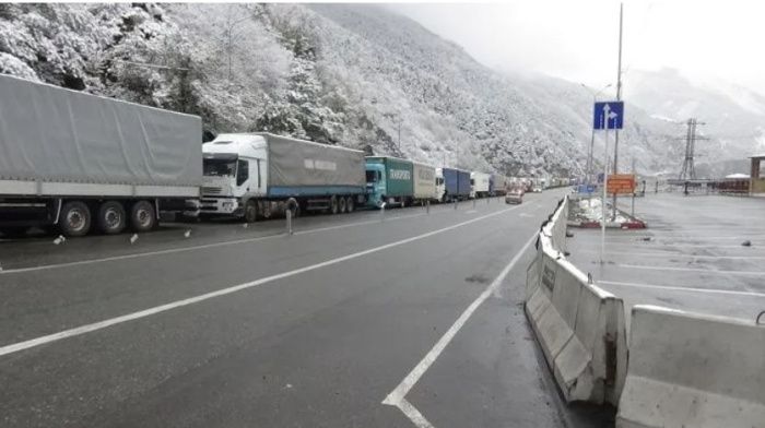 Порядка 2 тыс. грузовиков ожидают в очереди на границе России с Грузией Порядка 2 тыс. грузовиков ожидают в очереди на границе России с Грузией