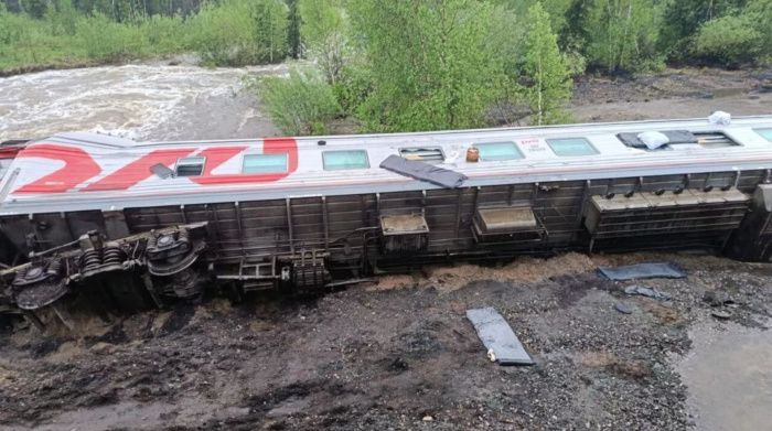 При сходе с рельсов поезда Воркута — Новороссийск погибли два человека При сходе с рельсов поезда Воркута — Новороссийск погибли два человека