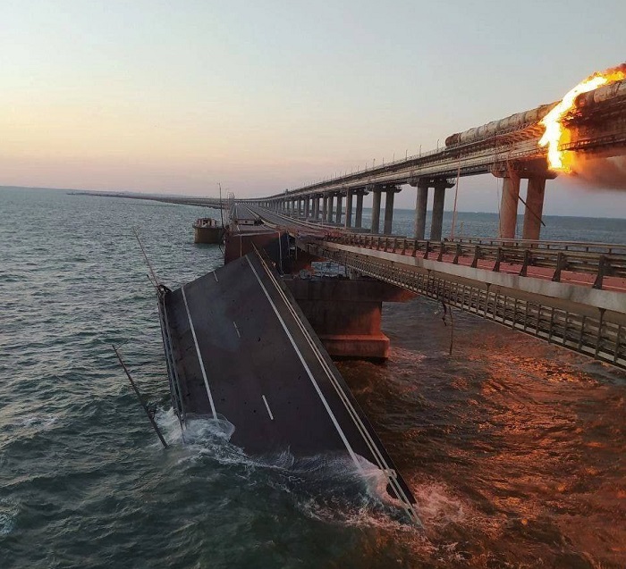 НАК: на Крымском мосту подорван грузовик, обрушены два пролета