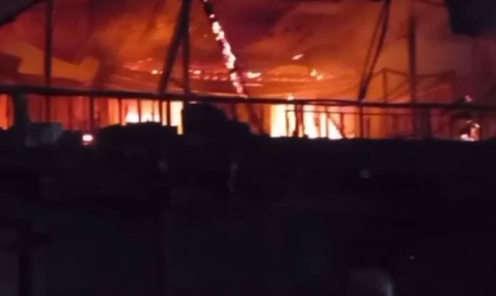В Новороссийске потушили крупный пожар, в кубанской станице в огне погиб человек В Новороссийске потушили крупный пожар, в кубанской станице в огне погиб человек