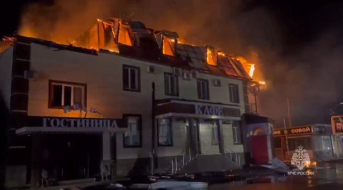 В дагестанском Хасавюрте пожарные потушили горящую гостиницу В дагестанском Хасавюрте пожарные потушили горящую гостиницу
