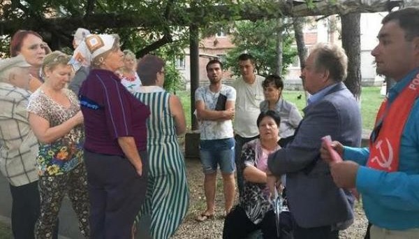 В Краснодаре депутат КПРФ «размножил» людей на фотоотчете встречи с избирателями В Краснодаре депутат КПРФ «размножил» людей на фотоотчете встречи с избирателями