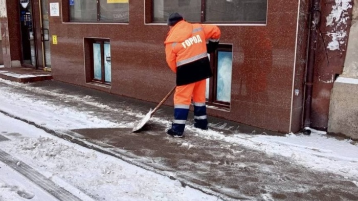 В Симферополе 230 дворников убирают улицы после снегопада В Симферополе 230 дворников убирают улицы после снегопада