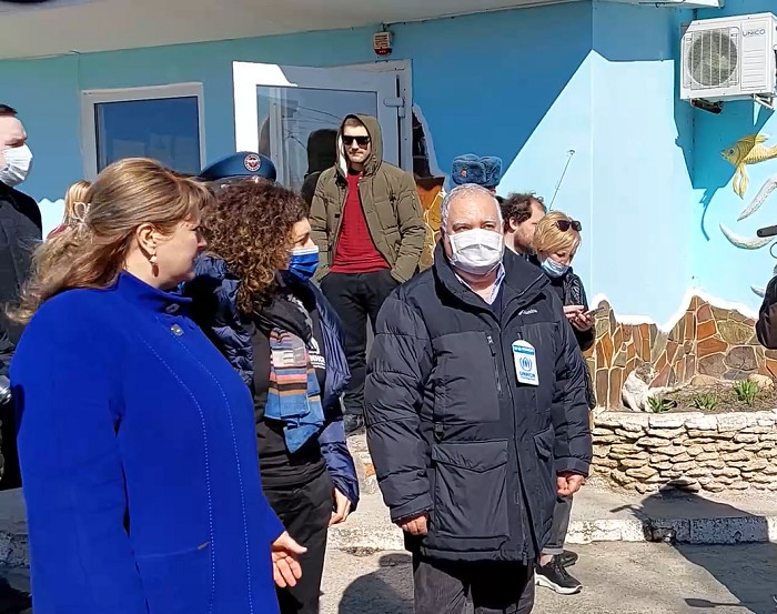 Представитель ООН посетил пункт временного размещения беженцев в Таганроге Представитель ООН посетил пункт временного размещения беженцев в Таганроге