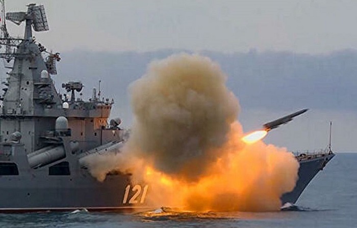 Флагман Черноморского флота крейсер «Москва» сохраняет плавучесть после пожара