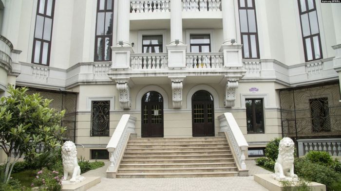 В Ялте национализированную квартиру Зеленских выставили на торги В Ялте национализированную квартиру Зеленских выставили на торги