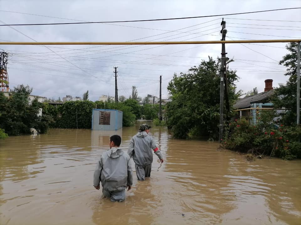 Более 230 домов оказались подтоплены в Керчи из-за проливного дождя Более 230 домов оказались подтоплены в Керчи из-за проливного дождя