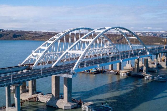 Водителям и пассажирам в очереди на Крымский мост начали выдавать воду Водителям и пассажирам в очереди на Крымский мост начали выдавать воду