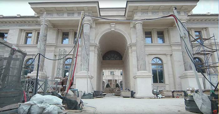 Канал Mash опубликовал видеорепортаж из «дворца Путина» в Геленджике Канал Mash опубликовал видеорепортаж из «дворца Путина» в Геленджике