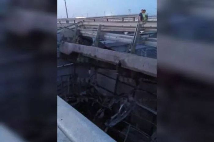 Движение на Крымском мосту остановлено из-за ЧП Движение на Крымском мосту остановлено из-за ЧП