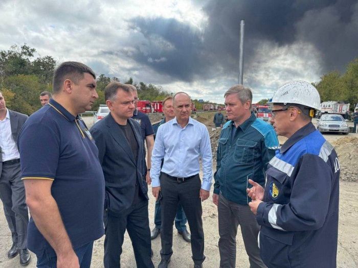 Пожар на Новошахтинском заводе нефтепродуктов оставил без воды 8 тысяч жителей Красного Сулина Пожар на Новошахтинском заводе нефтепродуктов оставил без воды 8 тысяч жителей Красного Сулина