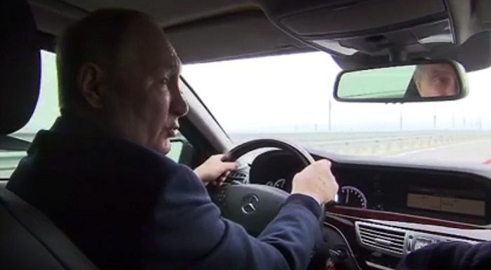 Путин проехал по Крымскому мосту за рулем автомобиля