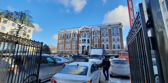 Строительная компания вместо городской парковки построила себе роскошный офис в центре Ростова Строительная компания вместо городской парковки построила себе роскошный офис в центре Ростова