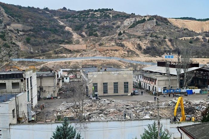 В Балаклаве начали сносить здания завода «Металлист» для строительства яхтенной марины В Балаклаве начали сносить здания завода «Металлист» для строительства яхтенной марины