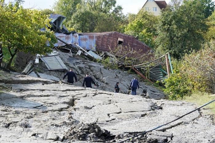 Из-за оползня в Сочи были повреждены более 20 домов и обрушено несколько участков дорог Из-за оползня в Сочи были повреждены более 20 домов и обрушено несколько участков дорог