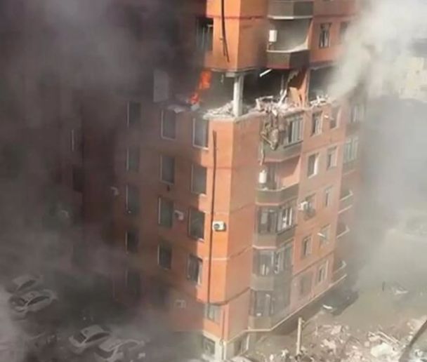 В многоэтажке в Махачкале взорвался газ, два человека пострадали В многоэтажке в Махачкале взорвался газ, два человека пострадали