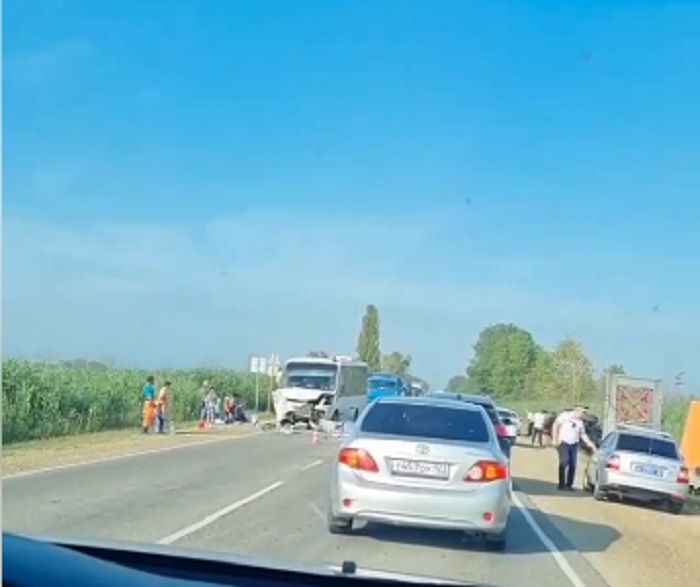 В районе Темрюка на Кубани пассажирский автобус столкнулся с газелью В районе Темрюка на Кубани пассажирский автобус столкнулся с газелью