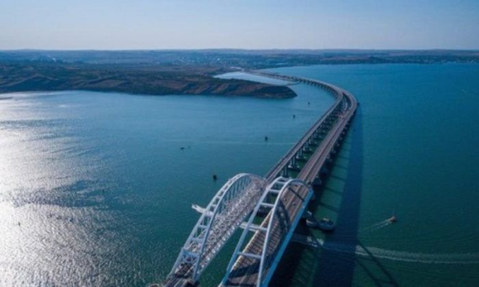 Больше 230 автомобилей скопилось в очереди перед закрытым Крымским мостом Больше 230 автомобилей скопилось в очереди перед закрытым Крымским мостом