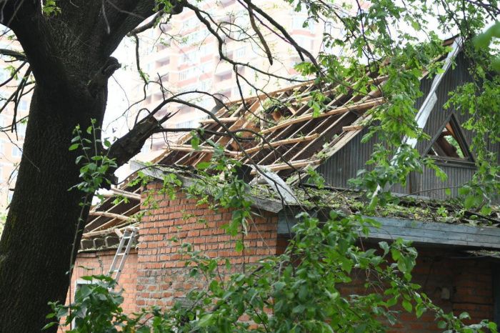 В центре Краснодара повреждено несколько зданий из-за взрыва В центре Краснодара повреждено несколько зданий из-за взрыва