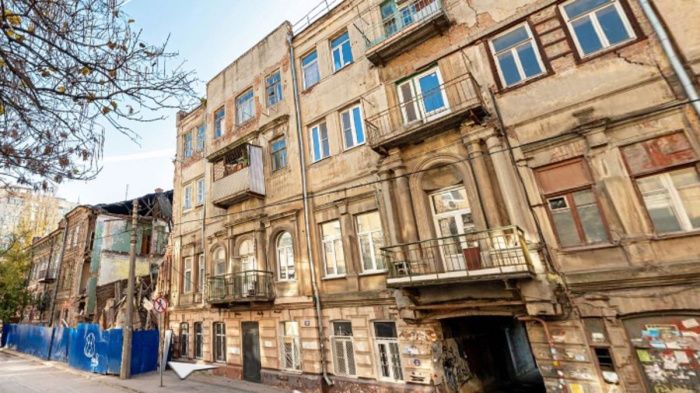 В центре Ростова горит дореволюционное здание В центре Ростова горит дореволюционное здание