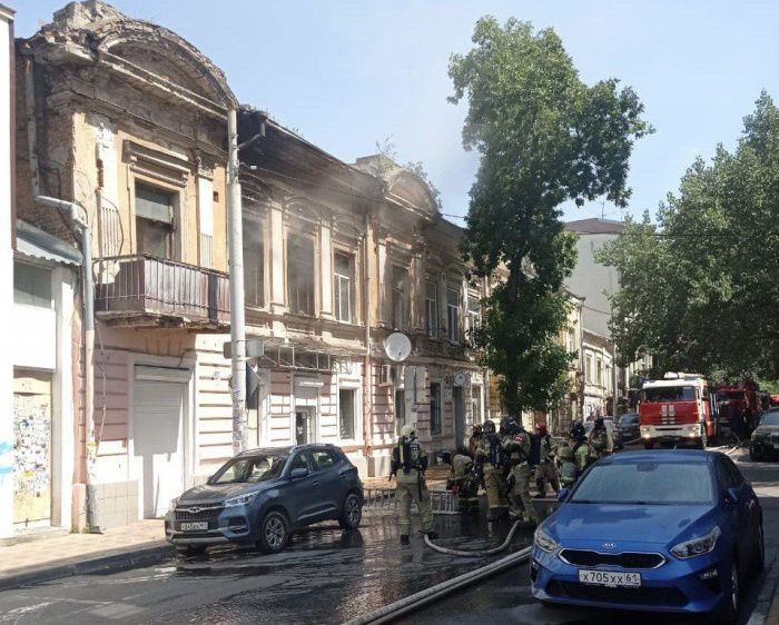 В центре Ростова-на-Дону пожарные ликвидировали возгорание в многоквартирном доме