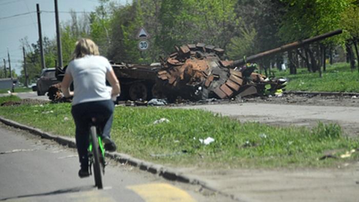 Разбитую снарядами дорогу из Мариуполя в Ростов восстановят к 7 сентября
