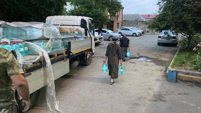 После массового отравления в Буйнакске для жителей организовали подвоз бутилированной воды После массового отравления в Буйнакске для жителей организовали подвоз бутилированной воды